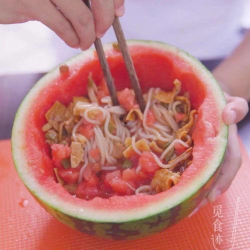 瓜慧吃螺蛳粉,探寻地道美食的味蕾之旅